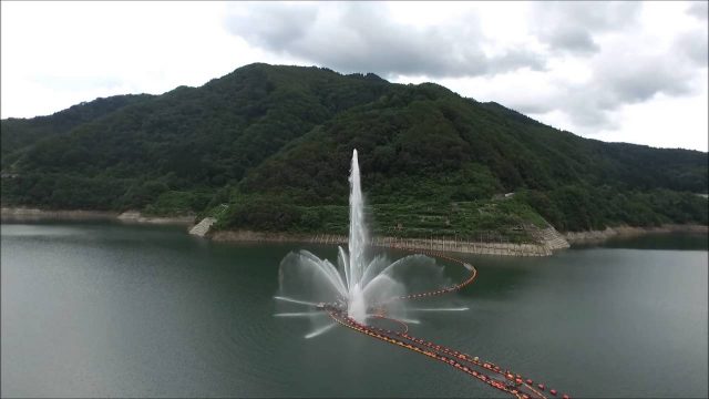 月山湖の噴水（西川町）